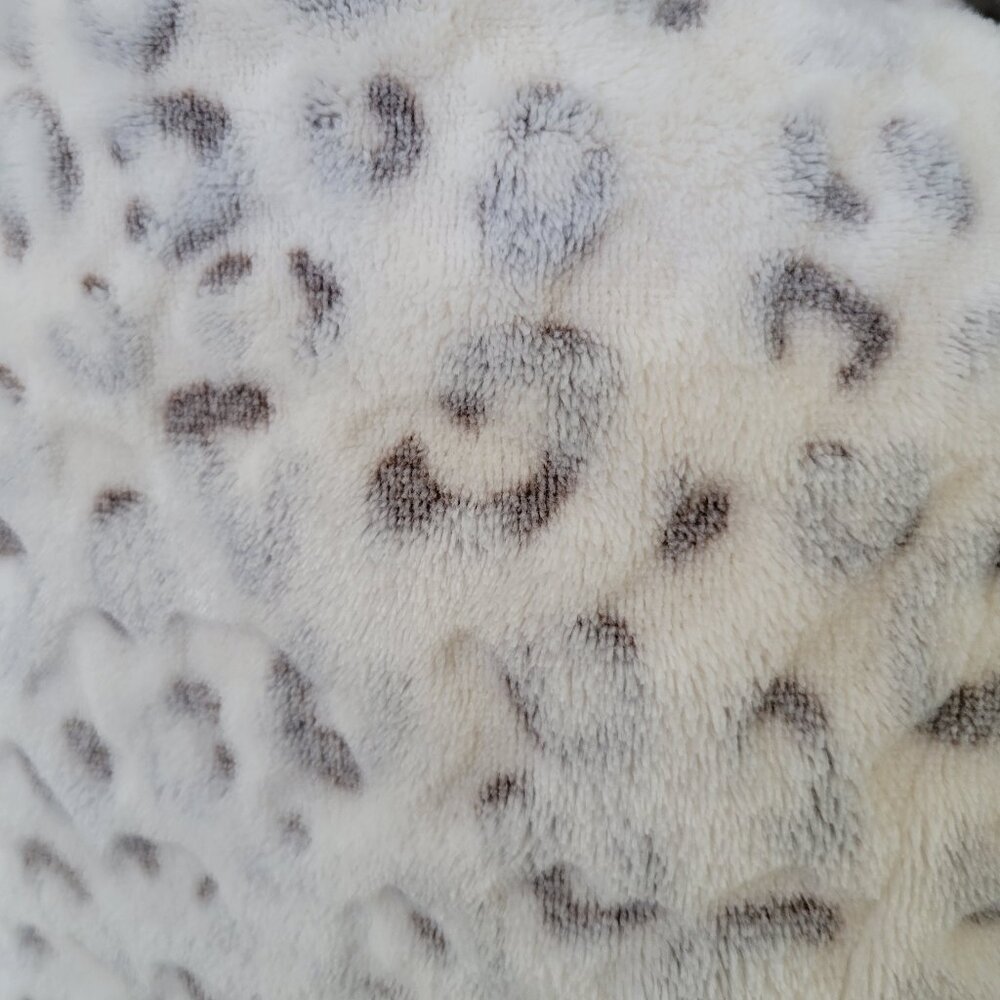 Noire Jasmine Rose Womens Bathrobe Medium White Gray Cheetah Leopard Long Sleeve - Picture 8 of 9